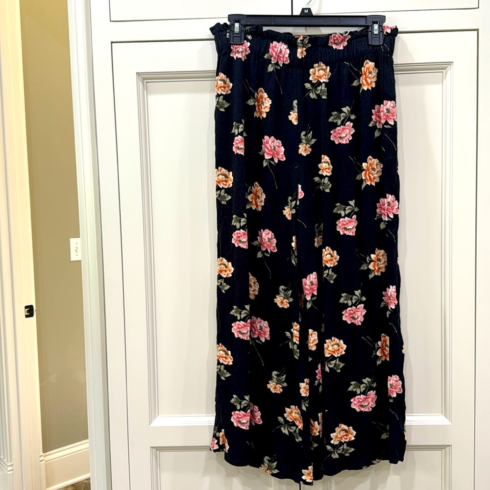 American Eagle Ruffle Waist Black Floral Palazzo Pants. Medium. A.E. Wide Leg